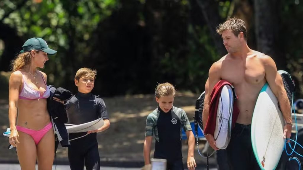 Chris Hemsworth e família (Foto: reprodução/ The Grosby Group)