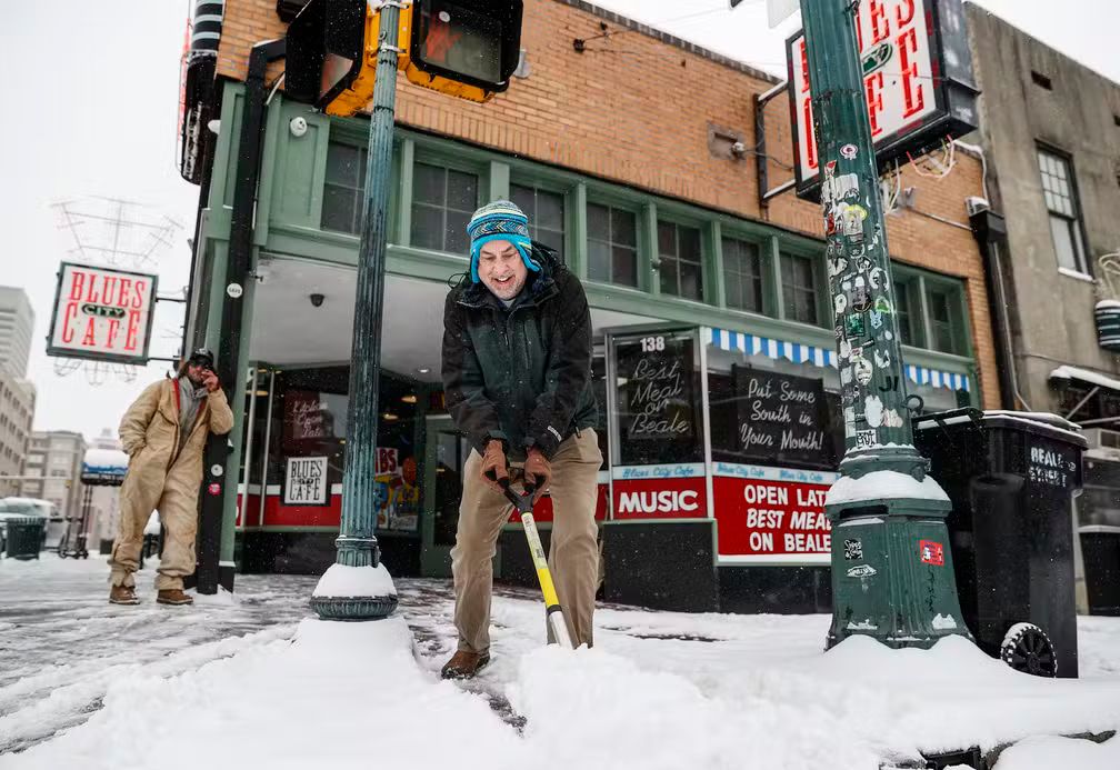 Homem limpando neve das ruas de Tennessee