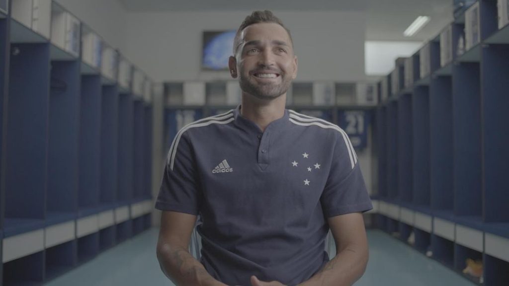 Gilberto dando entrevista com a camisa do Cruzeiro