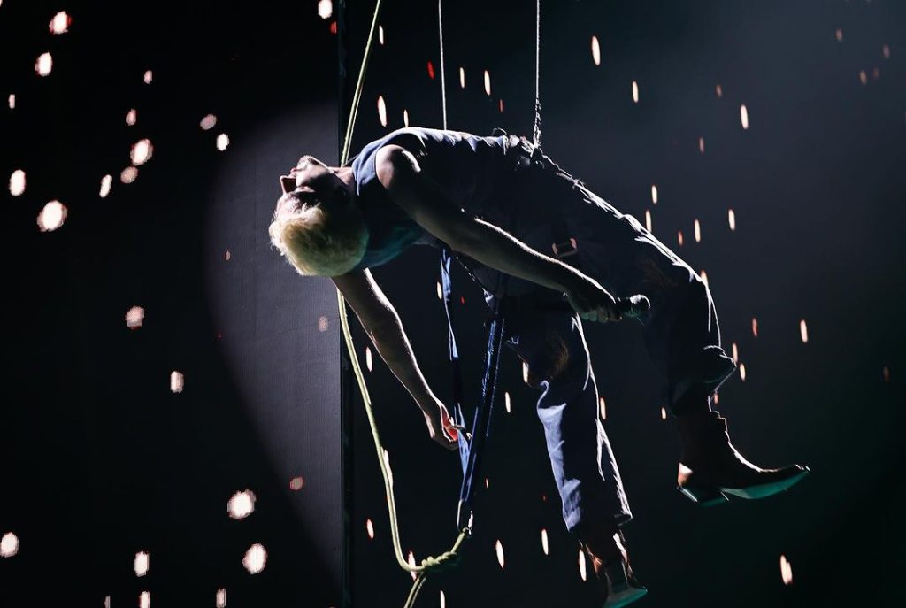 Jão sendo “abduzido” na performance de “Sinais”. (divulgação/Instagram/@Drispaca) 