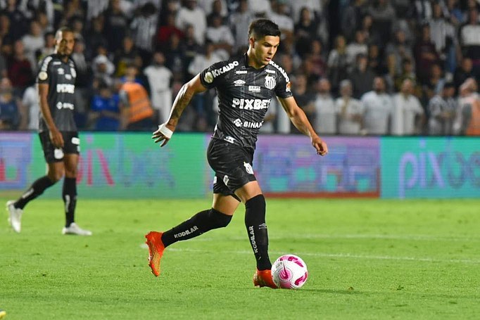 Rodrigo Fernández jogando pelo Santos