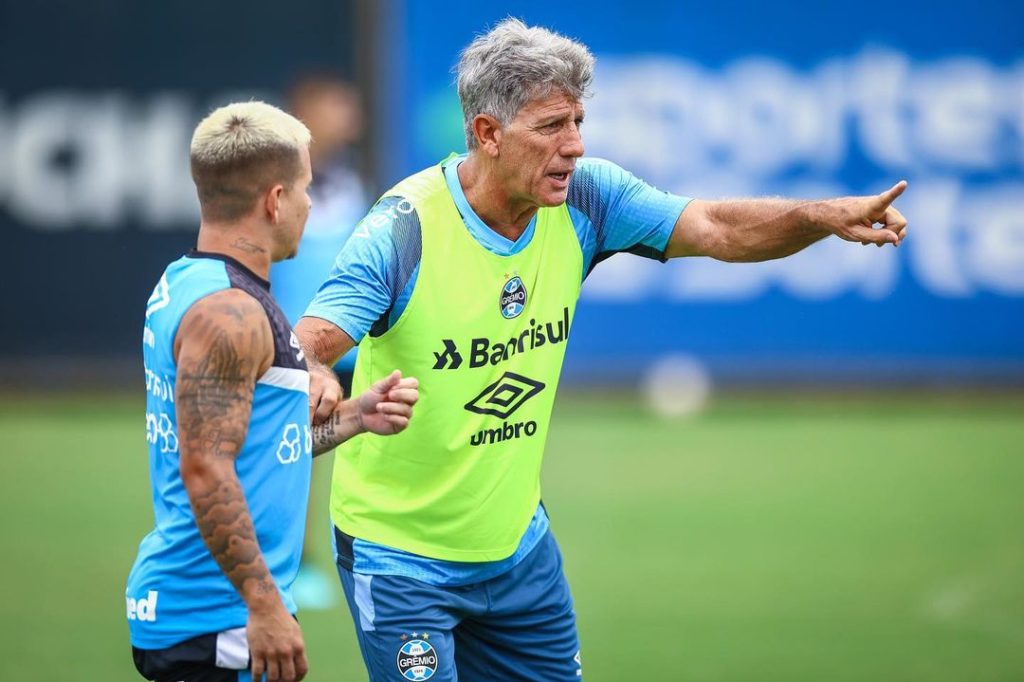 Técnico do Grêmio durante treino