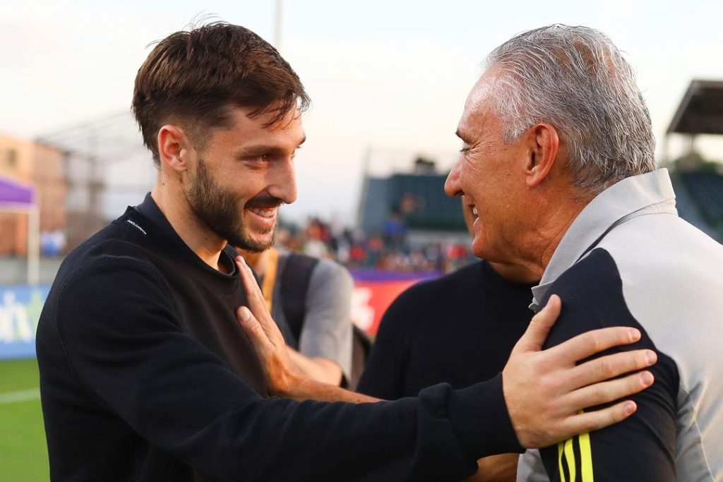 Jogador com técnico do Flamengo Tite