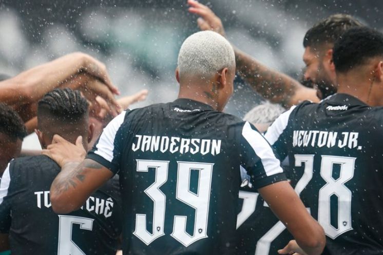 Jogadores do Botafogo comemorando gol