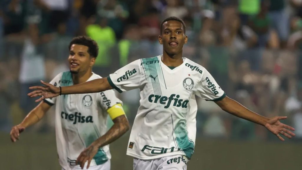 Estêvão faz parte agora do time profissional do Palmeiras