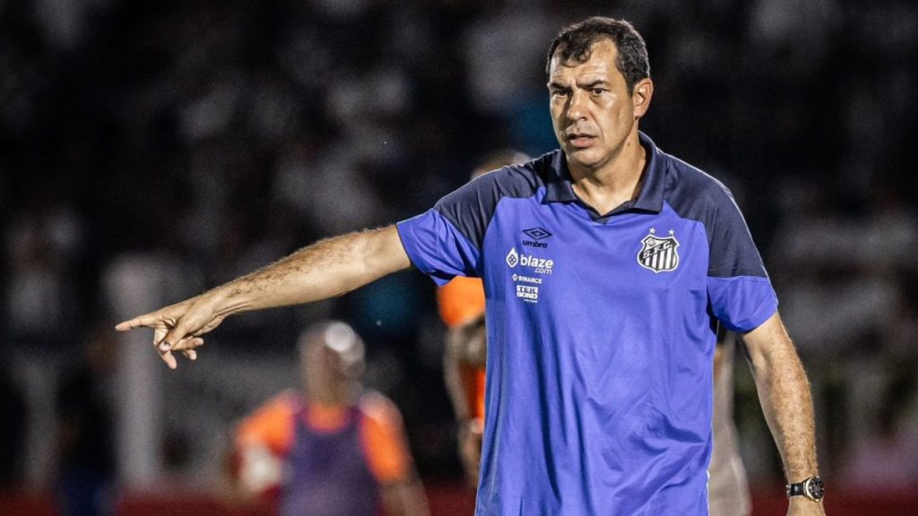 Fábio Carille na beira do campo em jogo do Santos