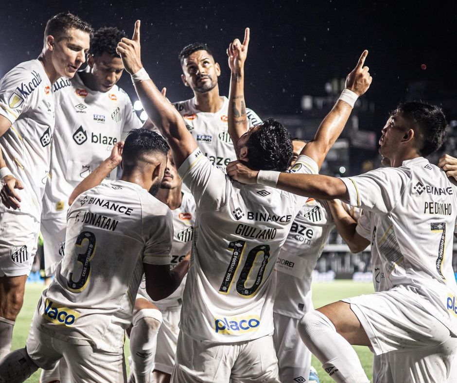 Jogadores do Santos comemorando vitória por 3 a 1 contra a Ponte Preta