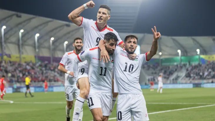 Jogadores da Palestina comemoram gol sobre Hong Kong