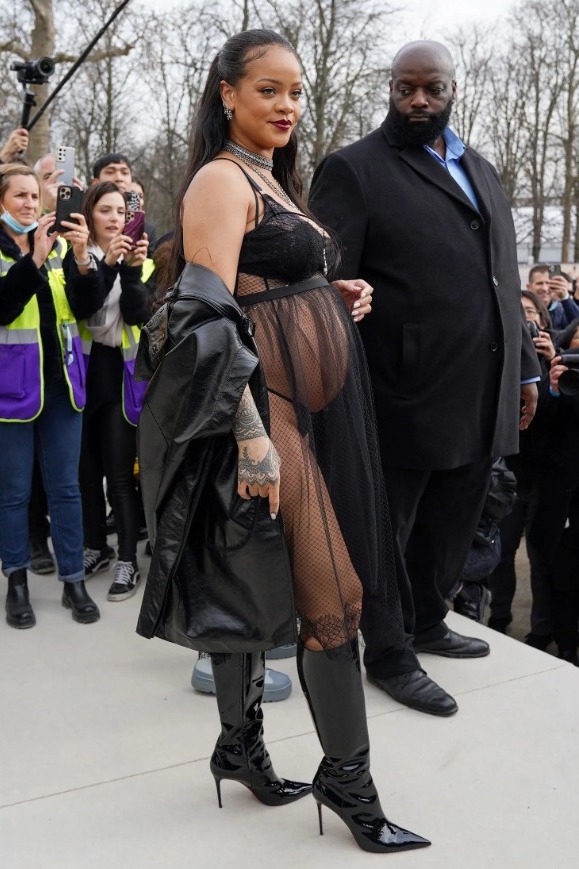 Cantora Rihanna em desfile da Dior em Paris no ano de 2022