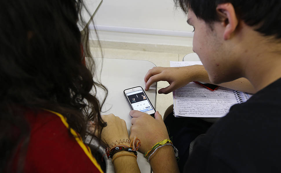 Alunos usando celular na escola