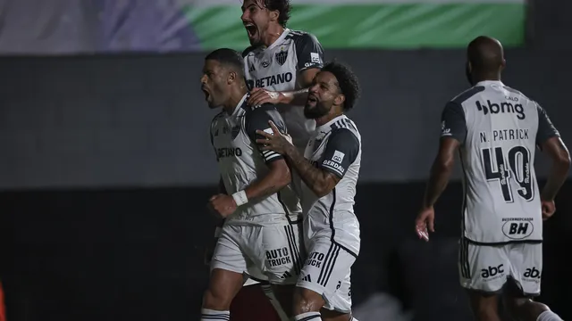 Jogadores do atlético comemorando gol