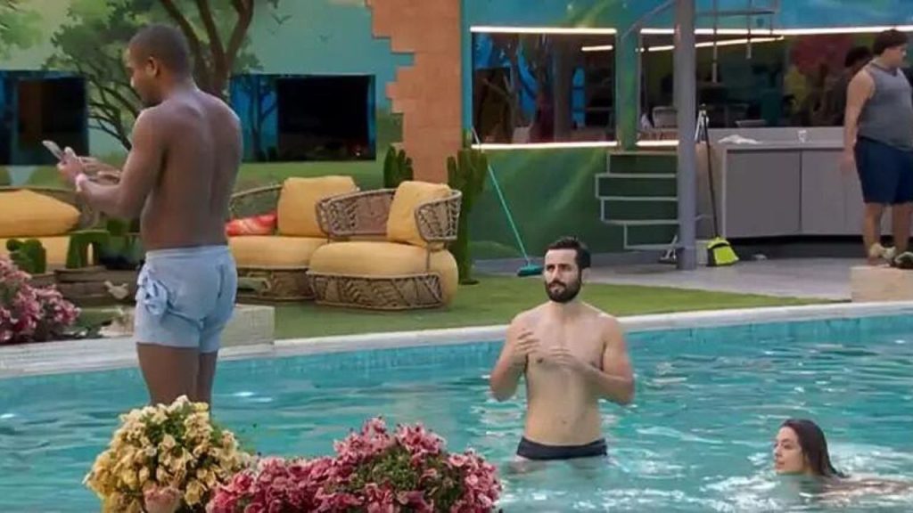 Davi e Matteus são punidos por usarem celular da casa na piscina. Foto: Reprodução/Globoplay.