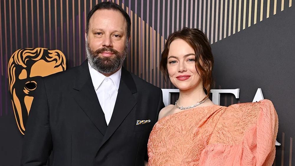 Emma Stone e Yorgos Lanthimos no BAFTA