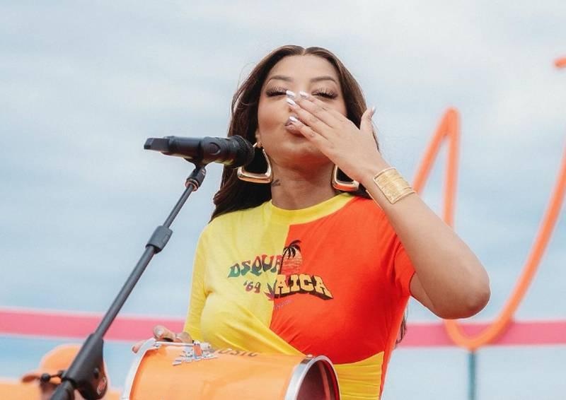 Ludmilla manda beijo em clipe