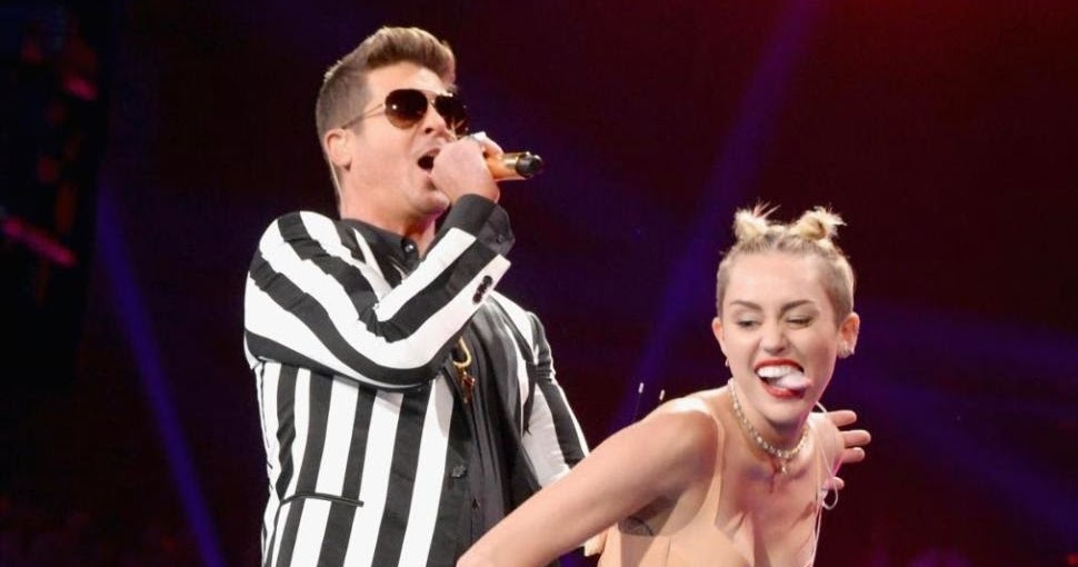 Miley Cyrus e o cantor Robin Thicke em 2014 