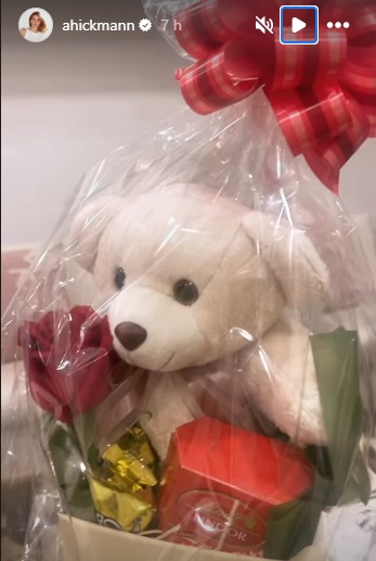 Embrulho com um urso segurando uma rosa, bombons e uma embalagem expressando carinho