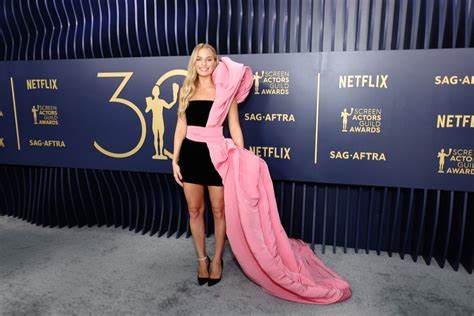  A atriz Margot Robbie 
A eterna Barbie, a atriz compareceu ao evento vestido preto 
