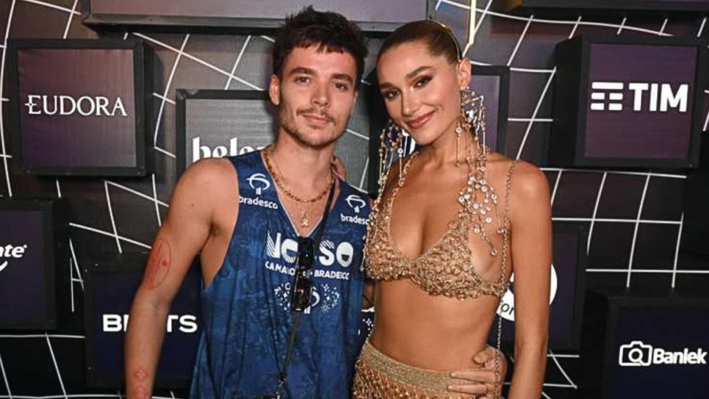 Bruna Marquezine e Sasha Meneghel deixam jornalistas aborrecidos na Sapucaí