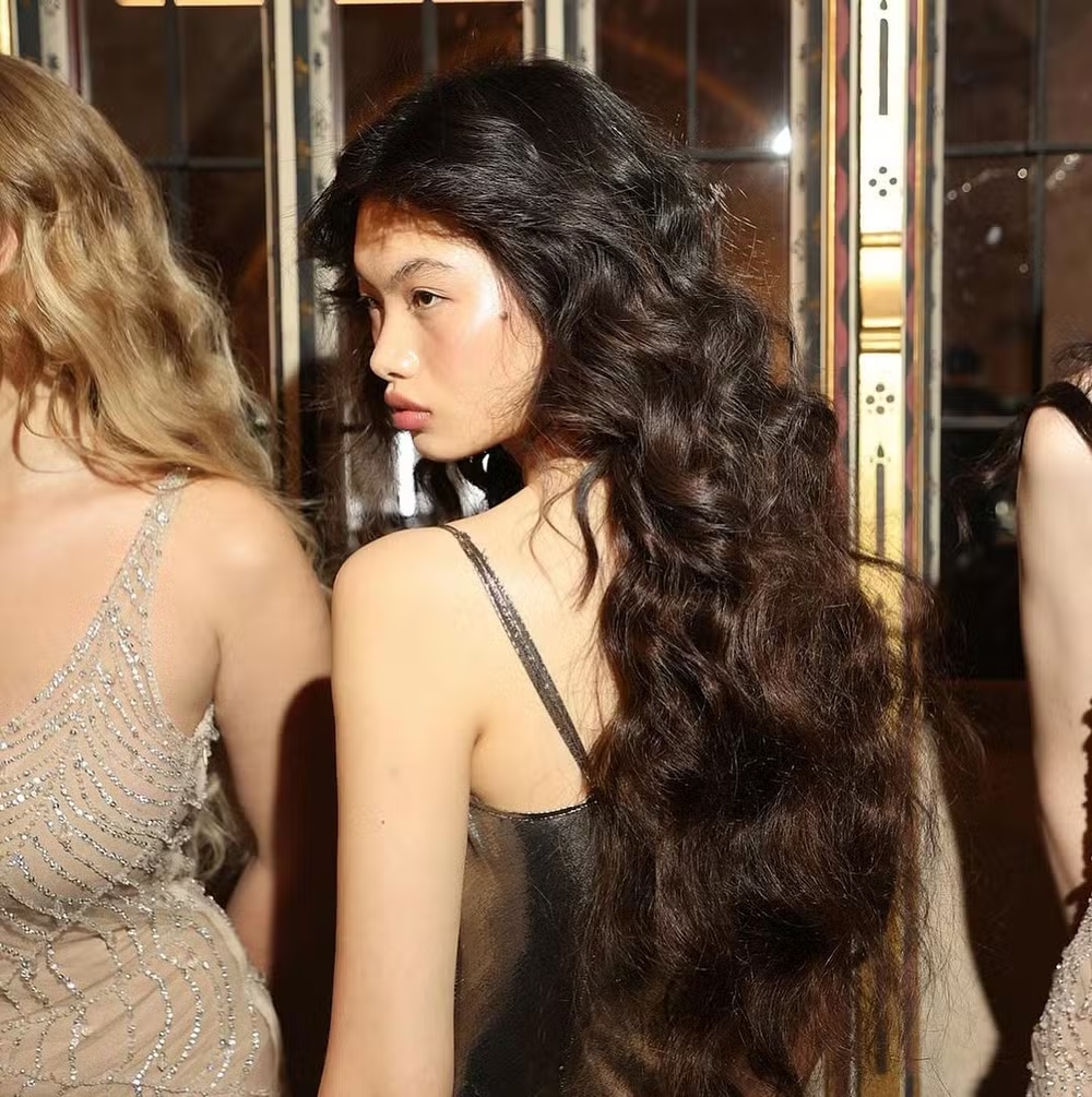 Cabelo ultra longo por Annie's Ibiza na LFW