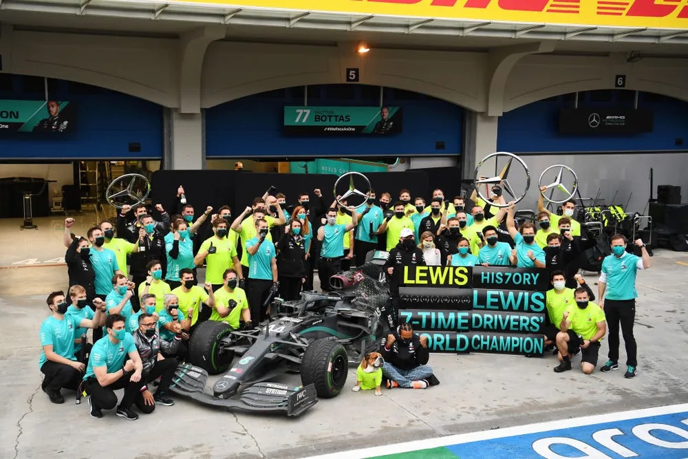 Lewis Hamilton e a equipe alemã