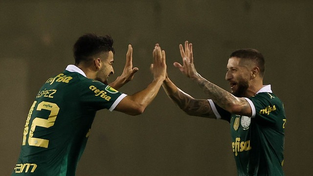 Flaco López comemorando seu com o Zé Rafael na partida Palmeiras x Ituano