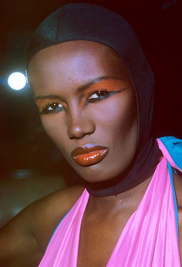 Grace Jones com sobrancelhas marcadas