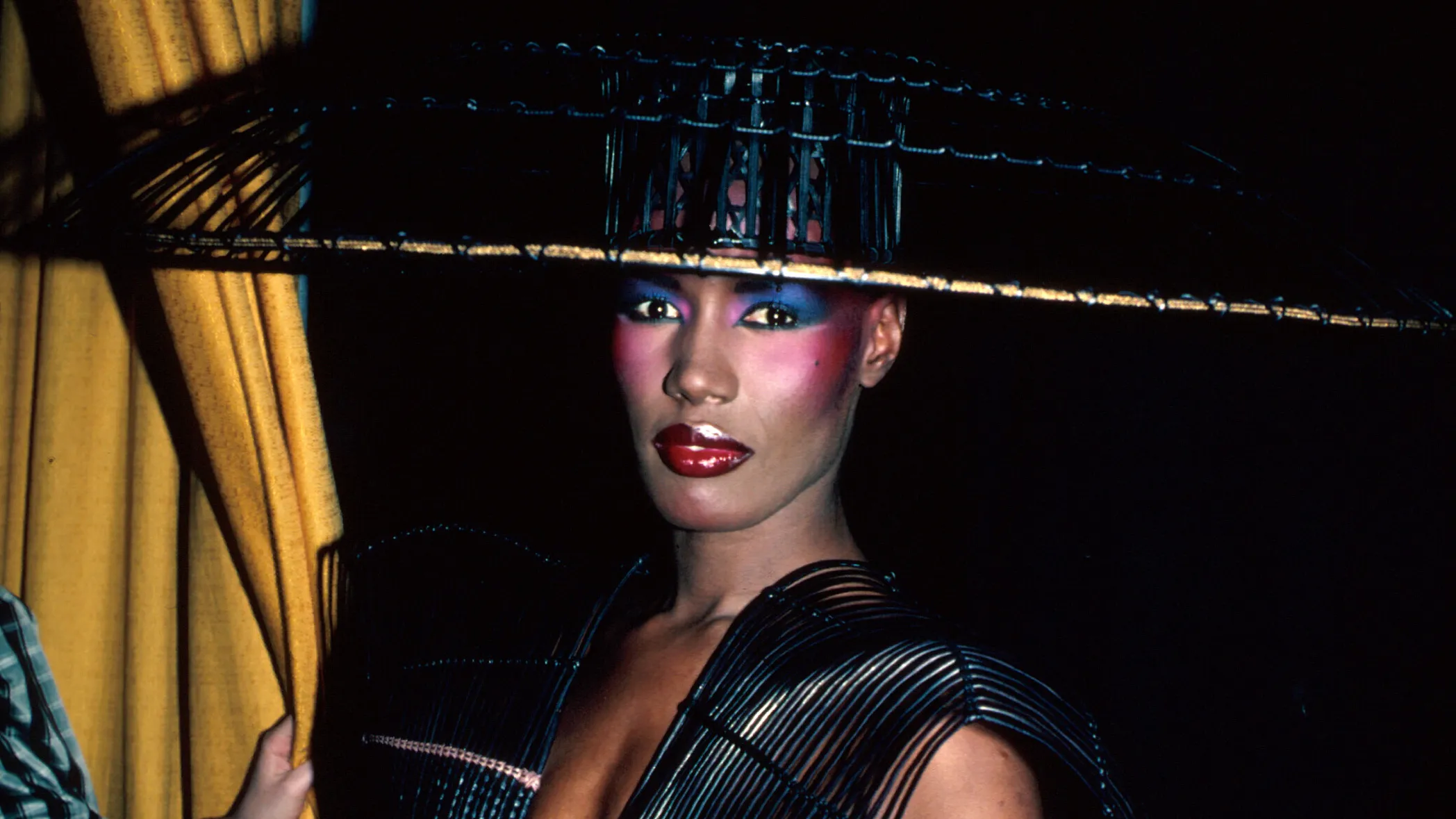 Grace Jones se destaca com blush marcado