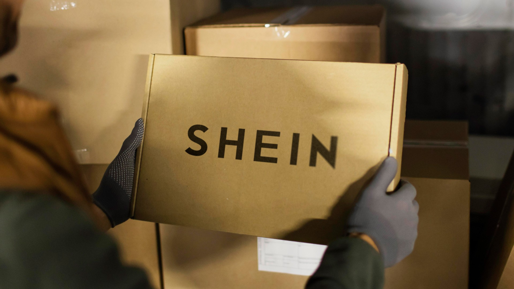 Shein amplia marketplace no Brasil, mirando 2 mil vendedores até março. Rio de Janeiro é o ponto de partida, prometendo suporte logístico e expansão para outras regiões