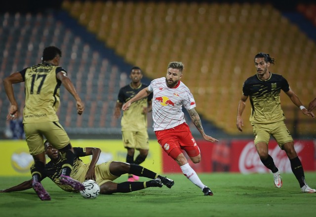 Eduardo Sasha, do Bragantino, em partida contra o Águilas Doradas, pela pré-Libertadores 