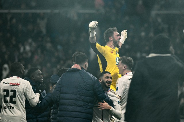 Lucas Perri é celebrado pelos companheiros após ser herói nos pênaltis na classificação do Lyon contra o Strasbourg na Copa da França 