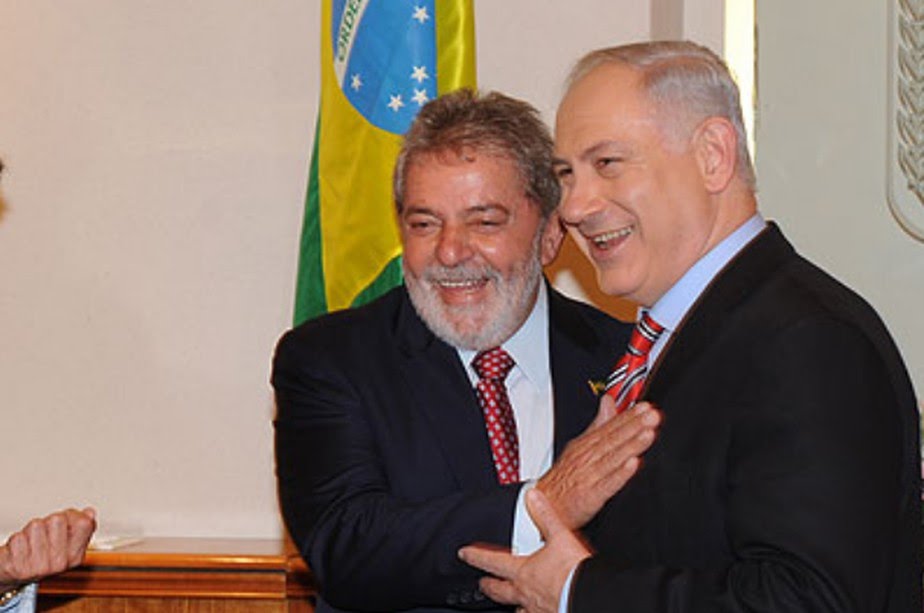 Na imagem o presidente Lula aparece ao lado de Netanyahu, ambos com sorriso no rosto demonstram clima de paz.