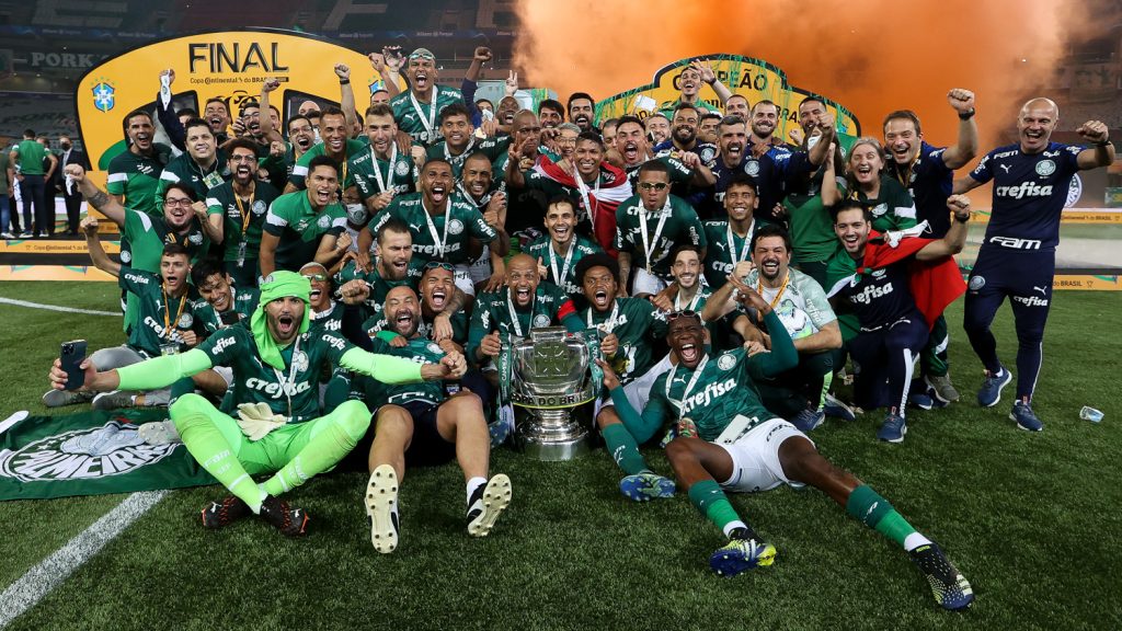 Jogadores do Palmeiras comemorando o título da Copa do Brasil 2020 