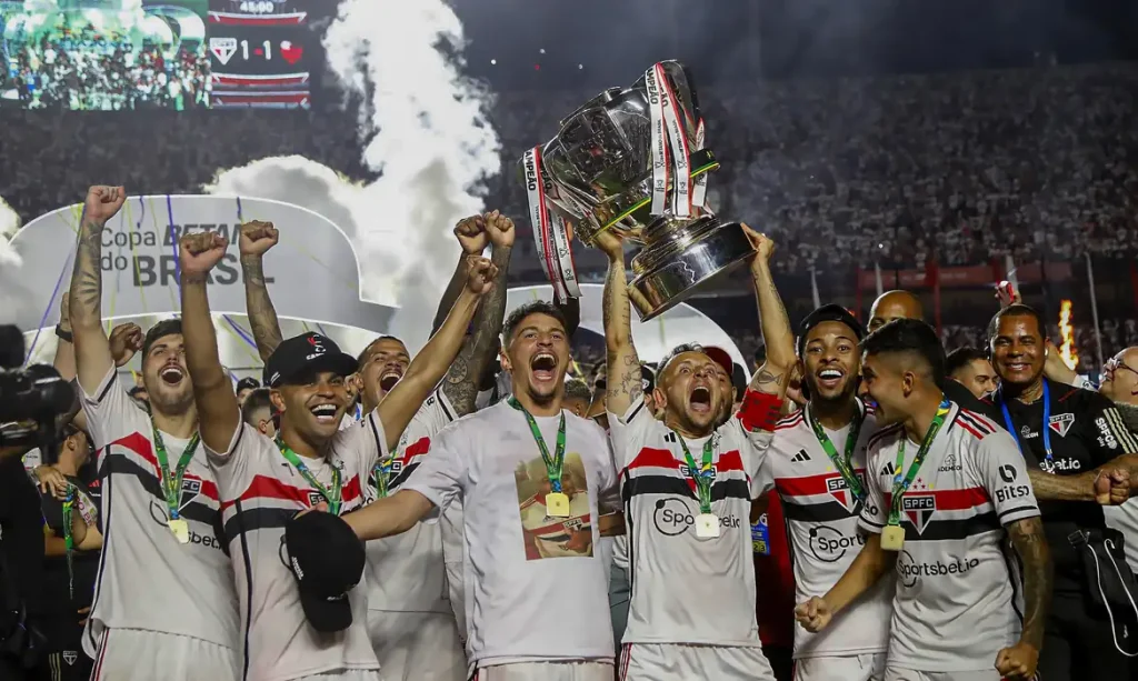 Jogadores do São Paulo comemorando o título da Copa do Brasil 2023