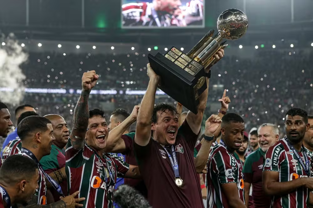 Jogadores com a taça da Recopa 