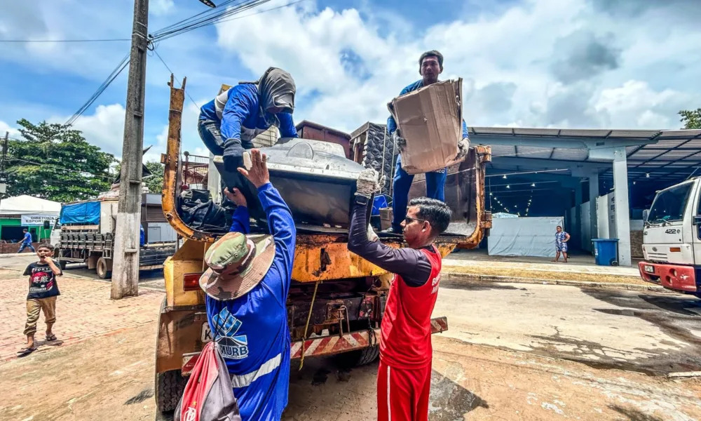 Bombeiros ajudando moradores no Acre