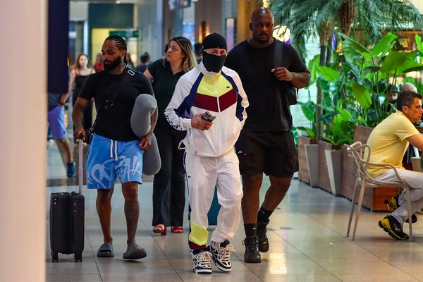 Mc Daniel reclama do atraso dos voos em Congonhas