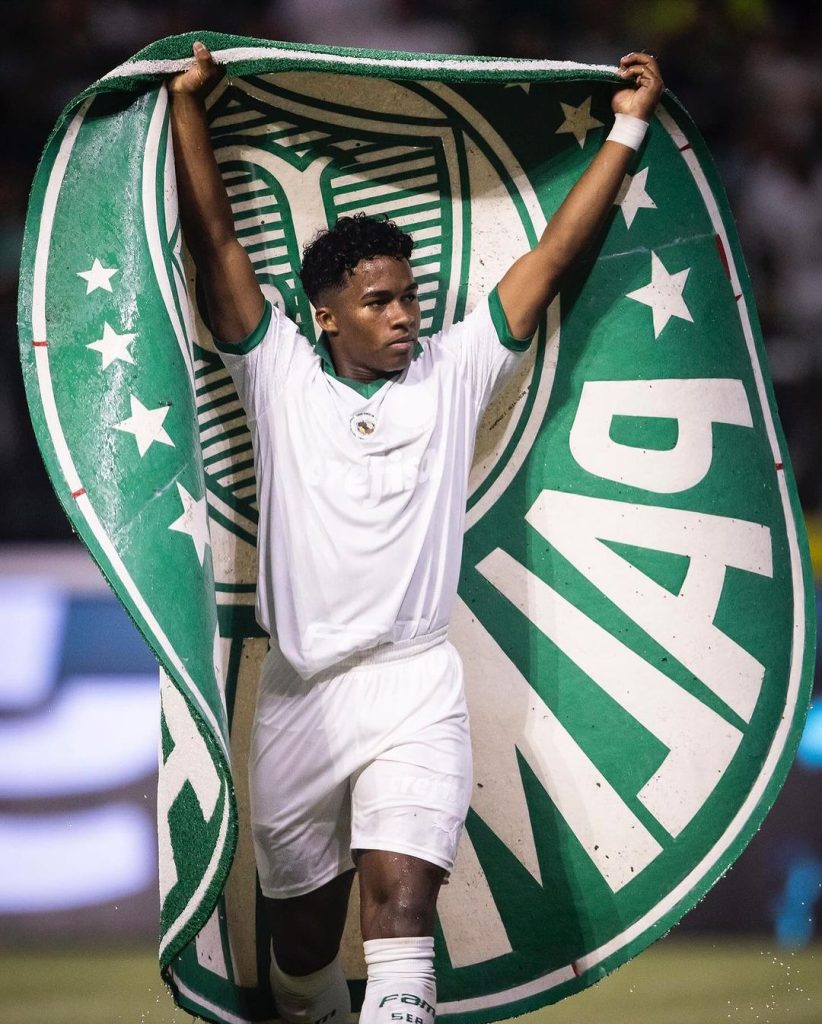 Endrick comemorando o gol que classificou o Palmeiras para a final do Campeonato Paulista