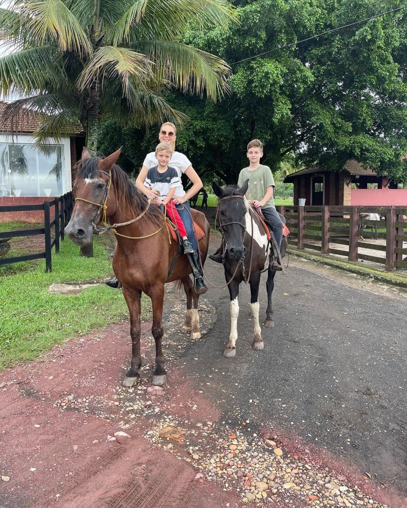 Ana Hickmann e Alezinho a cavalo.