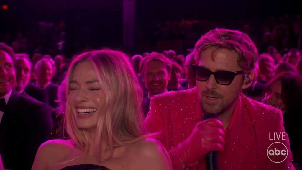 Ryan Gosling e Margot Robbie no início da performance de "I'm just Ken"