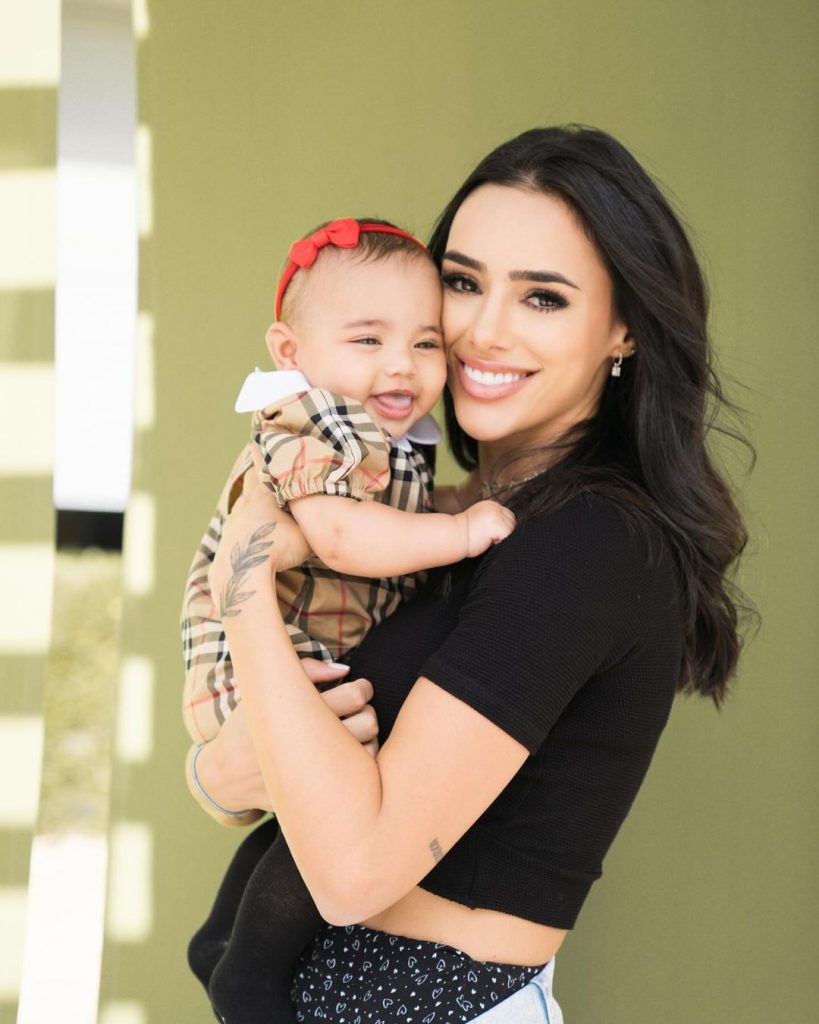 Bruna Biancardi segurando sua filha Mavie