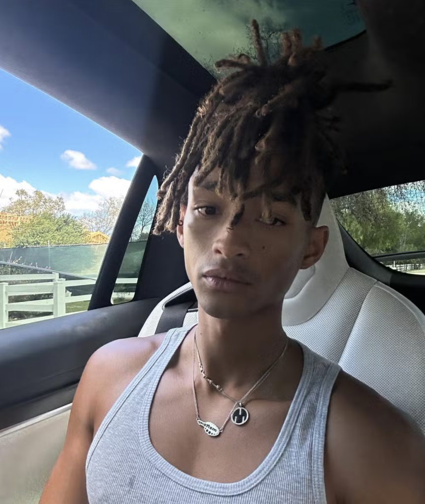 Jaden Smith em publicação no Instagram ao lado de amigos e da namorada