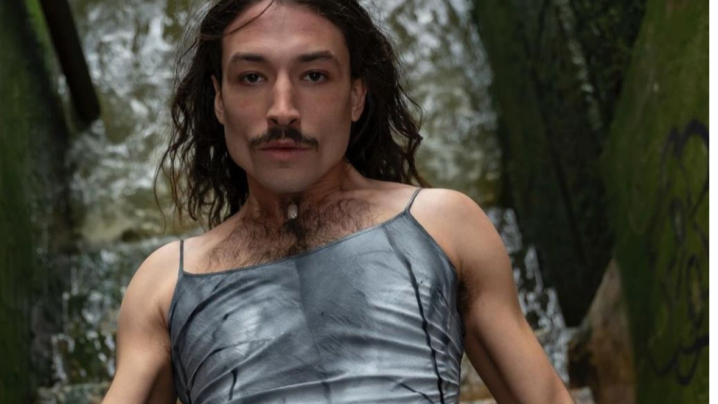 Ezra Miller pousa no Instagram (Reprodução/Instagram/@ezra._z_.aradia)