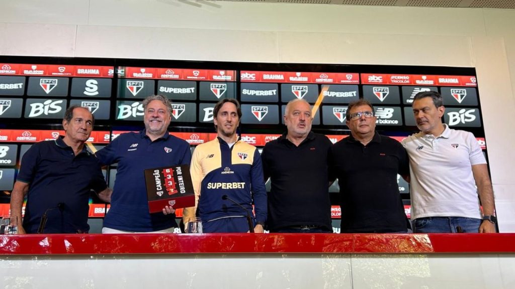 Diretoria do São Paulo FC apresenta novo técnico.