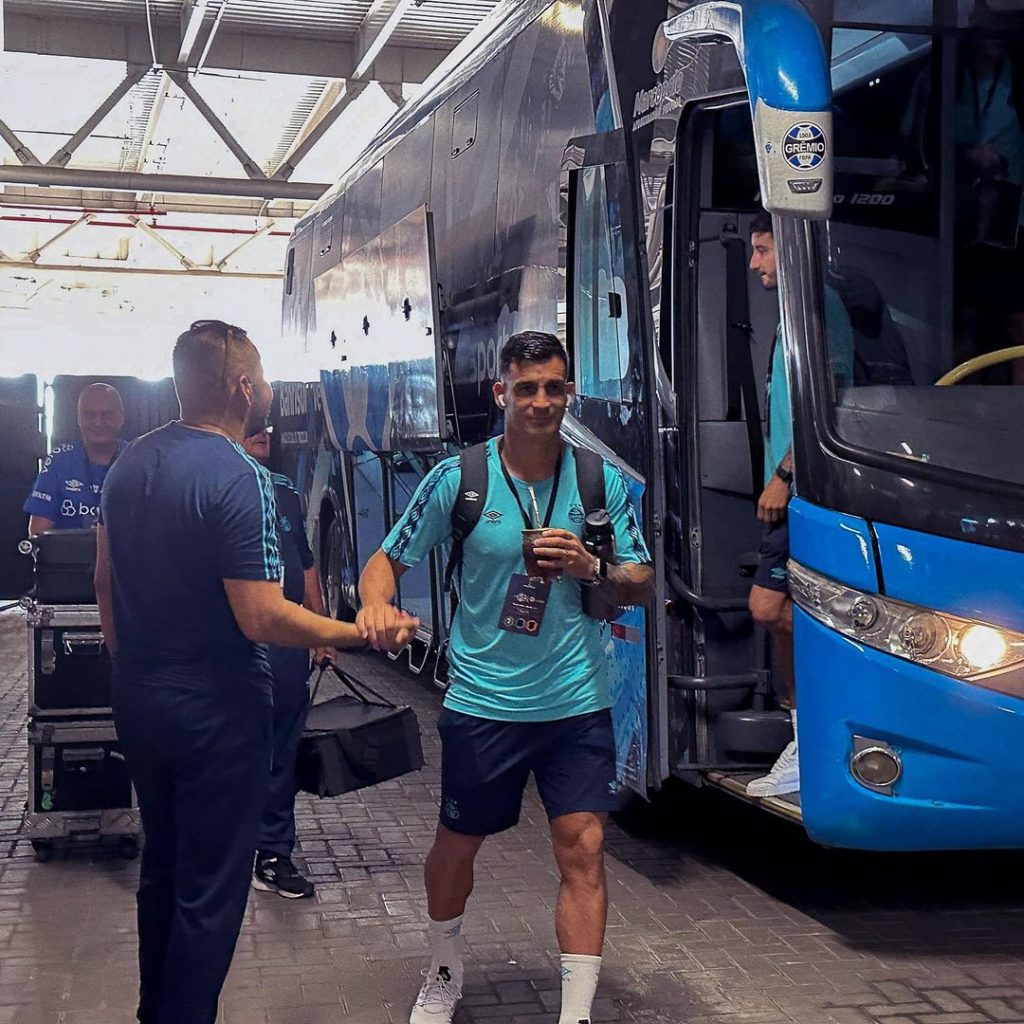 Delegação do Grêmio chegando para a partida contra o Huachipato