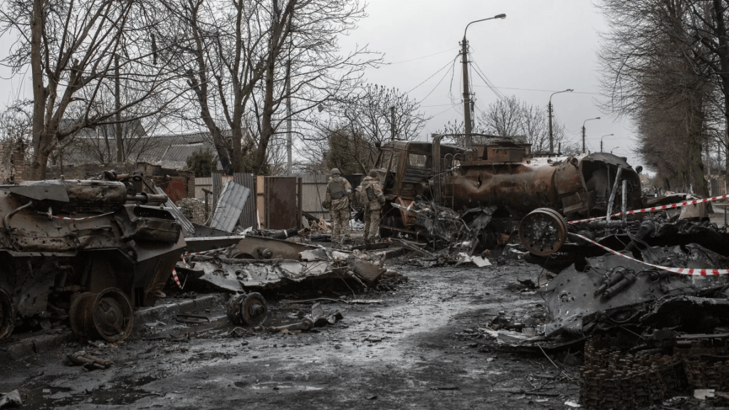 Militares ucranianos inspecionam destroços de veículos militares russos