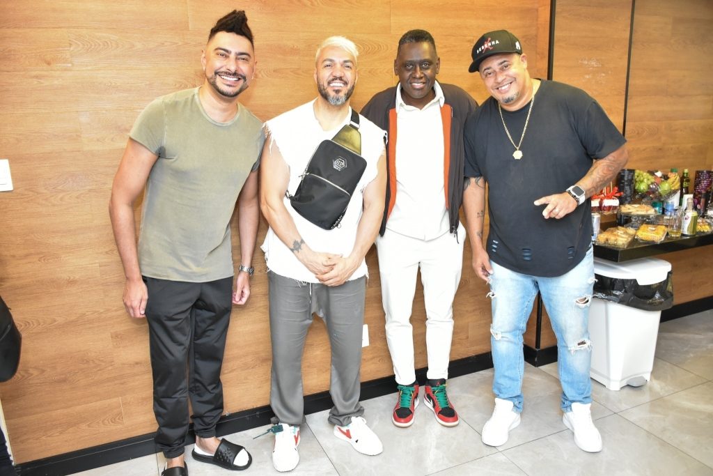 Belo em festa surpresa de fãs em show no Recife