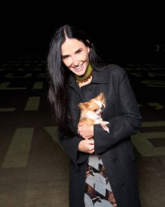 Atriz posa com sua pet em desfile da Gucci em Londres