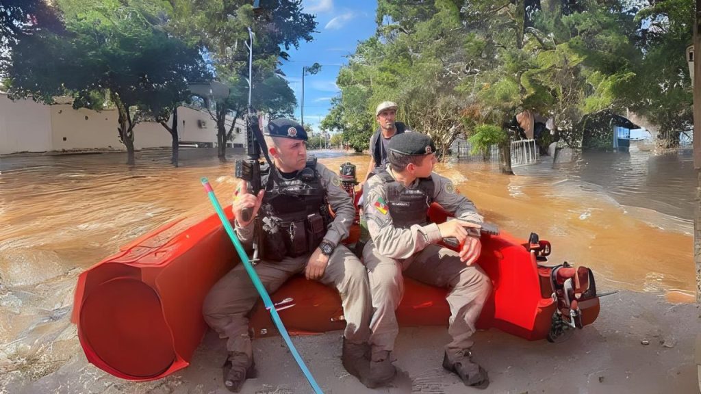 Policiais militares em patrulhamento 