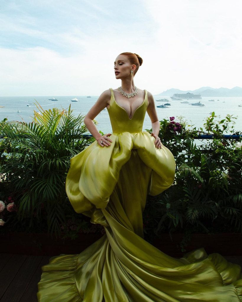 Marina Ruy Barbosa com vestido volumoso e amarelado