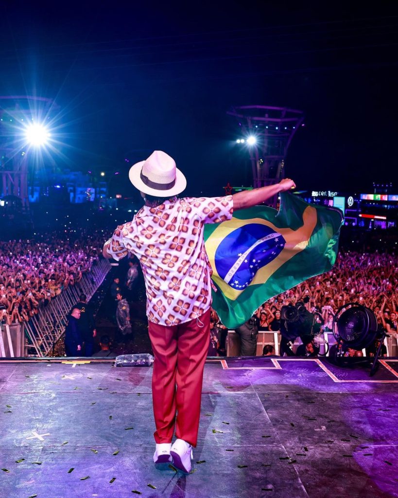 Bruno Mars com a bandeira do Brasil, no The Town